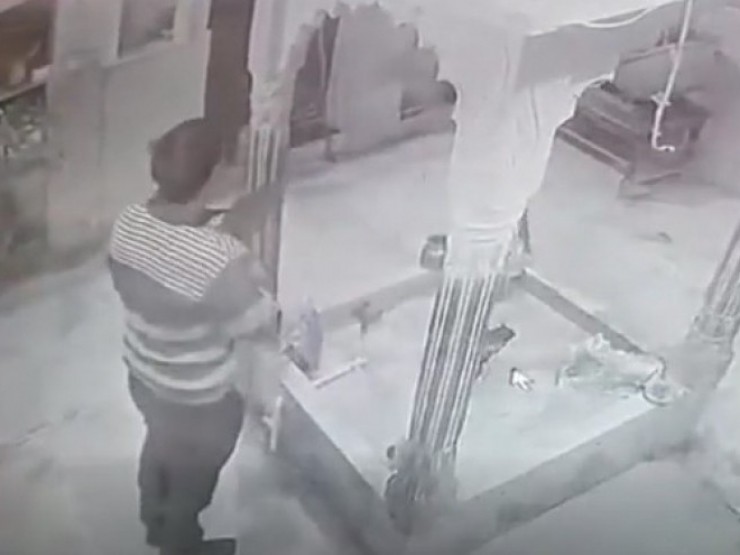 Video: Tên trộm chắp tay cầu nguyện trước khi trộm tiền trong đền