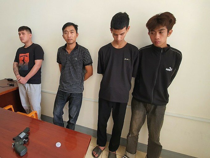 Huỳnh Minh Hùng (thứ 2 từ trái qua phải) cùng đồng phạm tại cơ quan điều tra. Ảnh: Ngọc Oanh