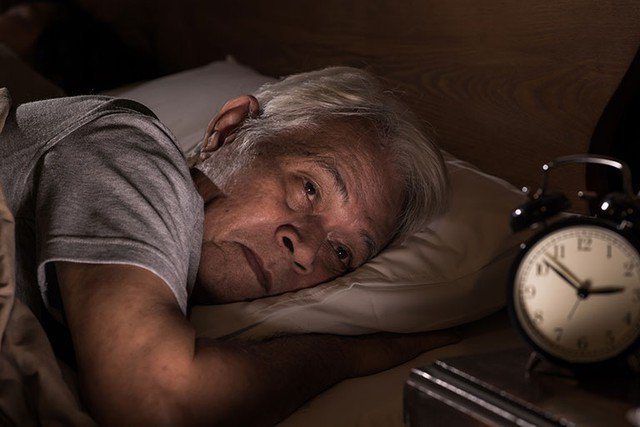 Mất ngủ ở người già có thể gây suy giảm sức khỏe, trí nhớ... Ảnh minh hoạ