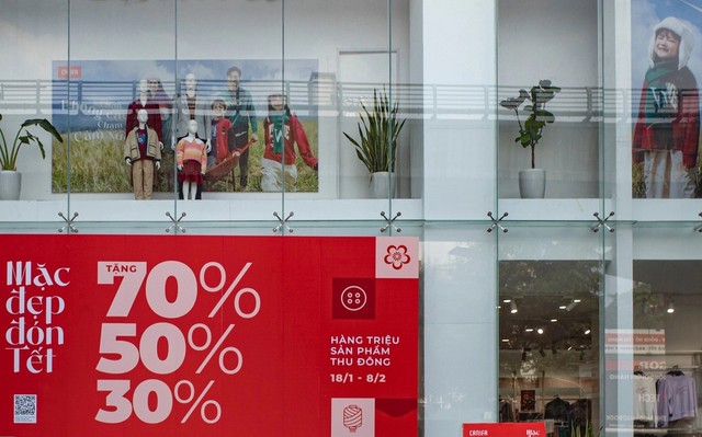 Thời điểm này, các thương hiệu thời trang bắt đầu đua nhau giảm giá. Mức giảm lên đến 70%, thậm chí là áp dụng một mức giá rẻ trên một sản phẩm. Song, nhiều người tiêu dùng không mặn mà.