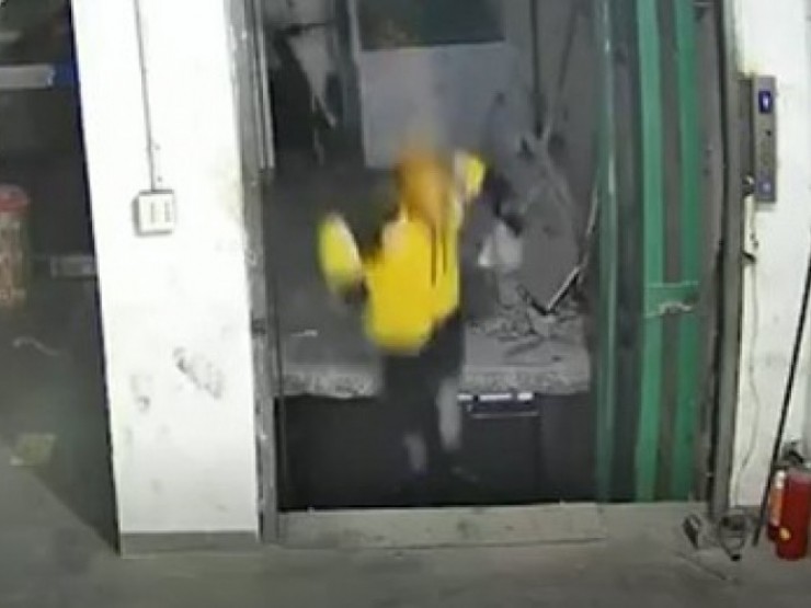 Đi đường thiếu quan sát, nhân viên giao hàng bất ngờ rơi thẳng xuống hầm thang máy