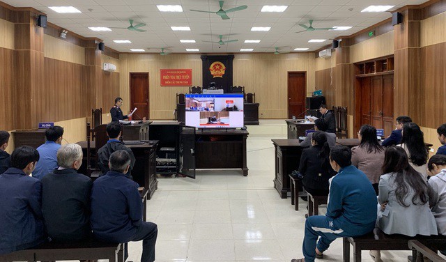 Quang cảnh phiên xét xử trực tuyến tiến sĩ Trường đại học Hồng Đức về tội "Trộm cắp tài sản" tại điểm cầu trụ sở TAND tỉnh Thanh Hóa