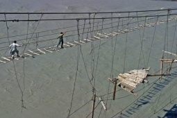 Media - Cầu treo đi bộ "đáng sợ nhất thế giới" có gì đặc biệt?