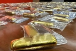 Phi thường - kỳ quặc - Mở thùng hàng đặt qua mạng, cô gái bất ngờ vì vật "lạ" sáng chói bên trong