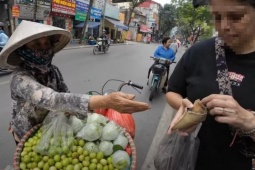 Hà Nội: Phạt người bán túi táo nhỏ với giá 200.000 đồng cho du khách nước ngoài