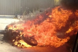 Pháp luật - Công an vào cuộc vụ người đàn ông đốt xe máy ở Bình Tân