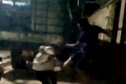 Pháp luật - Công an xác minh clip bố chồng đánh con dâu