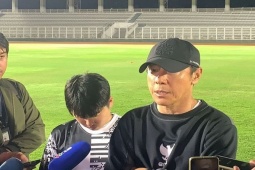 Bóng đá - HLV Shin Tae Yong tát cầu thủ Indonesia trên sân tập trước trận gặp ĐT Việt Nam