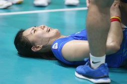 Thể thao - "Chân dài" bóng chuyền Jin Ye "đau méo cả mặt", nén chấn thương giúp Vietinbank gây sốc