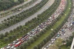 Tin tức trong ngày - Ùn tắc nghiêm trọng trên Đại lộ Thăng Long: Yêu cầu chủ đầu tư dỡ rào thi công