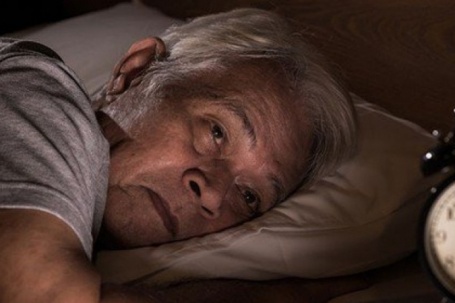 Vì sao chúng ta ngủ ít hơn và thức dậy sớm hơn?