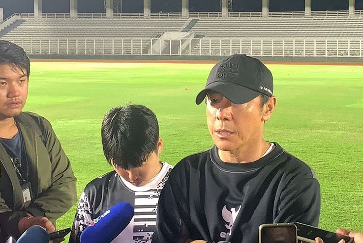 HLV Shin Tae Yong trả lời các phóng viên trong buổi tập tối 18/3 của ĐT Indonesia