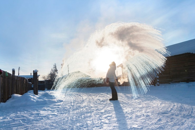 Người Sakha té nước nóng lên không trung, nước nhanh chóng đóng băng và trông đẹp như pháo hoa.