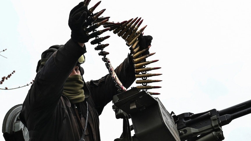Ukraine đang thiếu hụt đạn dược trên chiến trường. Ảnh: Reuters