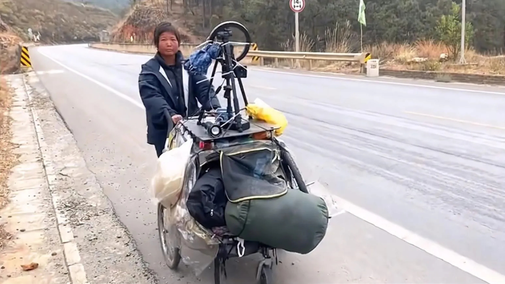 Cô gái đi bộ đường dài bằng xe đẩy đã thu hút sự chú ý của cộng đồng mạng