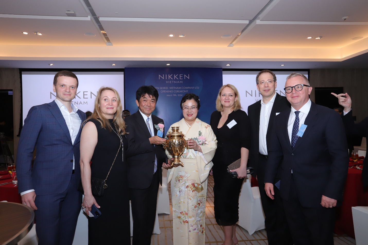 Các khách mời xem những dự án, công trình do Nikken Sekkei tham gia thời gian qua. Ảnh: H.L