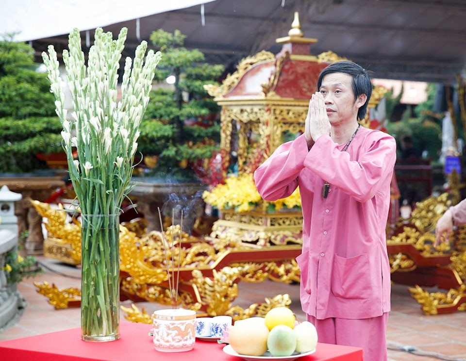Hoài Linh hiện sống tại đền thờ Tổ nghiệp.