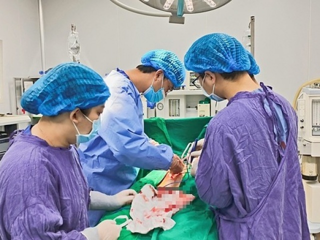 Sức khỏe đời sống - Ngã xe xong về ngủ, thanh niên suýt chết vì vỡ lách