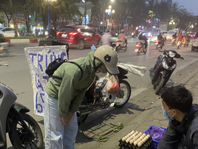 Thị trường - Tiêu dùng - Trứng gà rẻ 'chưa từng có' bán đầy Hà Nội