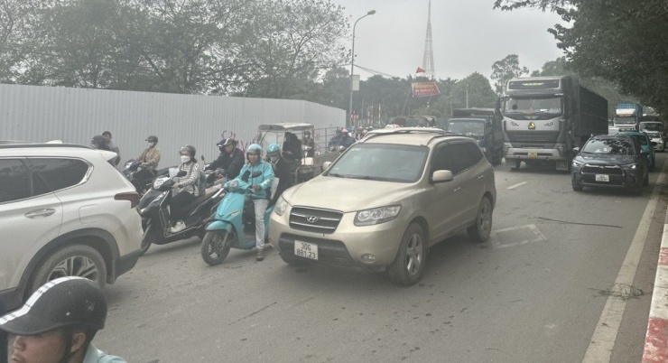 Cùng với sử dụng hàng rào cố định, công trường dự án đang thi công cả ban ngày, xe tải công trường ra vào bất kỳ lúc nào.