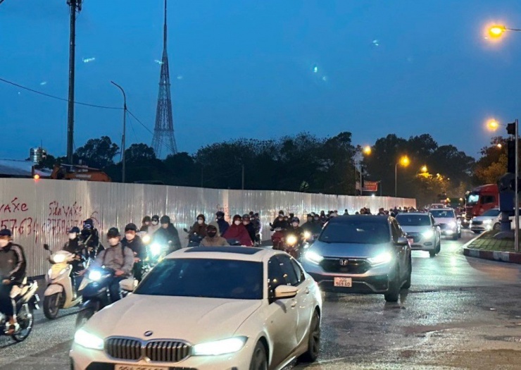 Cận cảnh hàng rào thi công gây tắc nghiêm trọng đại lộ Thăng Long - 6