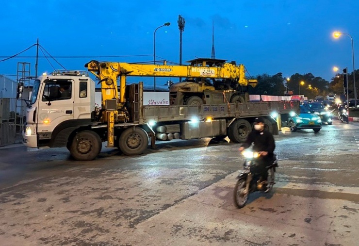 Mặc dù giờ cao điểm nhưng chiều tối 19/3 xe công trường vẫn vô tư ra vào dự án, gây ùn tắc giao thông.