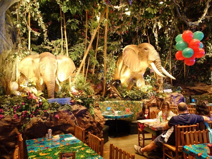 Quán Rainforest Cafe trở nên hấp dẫn bởi mô phỏng một khu rừng rậm trong môi trường đô thị với hiệu ứng ánh sáng.