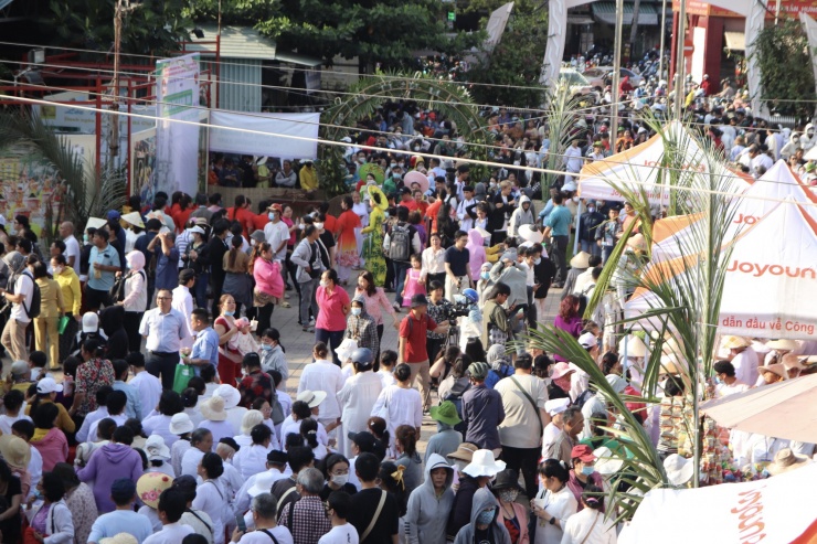 Biển người chen nhau “dùng lá cây đi chợ” ở TP HCM - 2