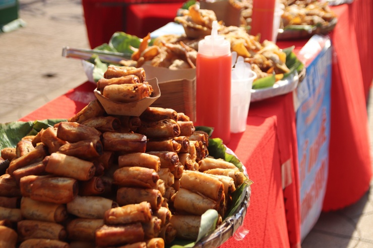 Biển người chen nhau “dùng lá cây đi chợ” ở TP HCM - 6