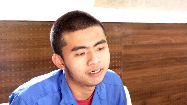 Lê Anh Kiệt dùng dao đuổi chém nhóm thiếu niên gây náo loạn trước cửa toà án ở An Giang. Ảnh: CACC
