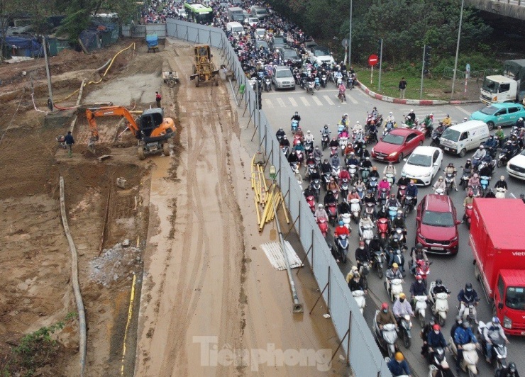 Do dựng trên đường và gây ảnh hưởng đến giao thông nên CSGT Hà Nội đã yêu cầu chủ đầu tư dự án đường Lê Quang Đạo kéo dài là UBND quận Nam Từ Liêm phải bố trí hàng rào mềm, thu hẹp vào giờ cao điểm để tránh ùn tắc giao thông.