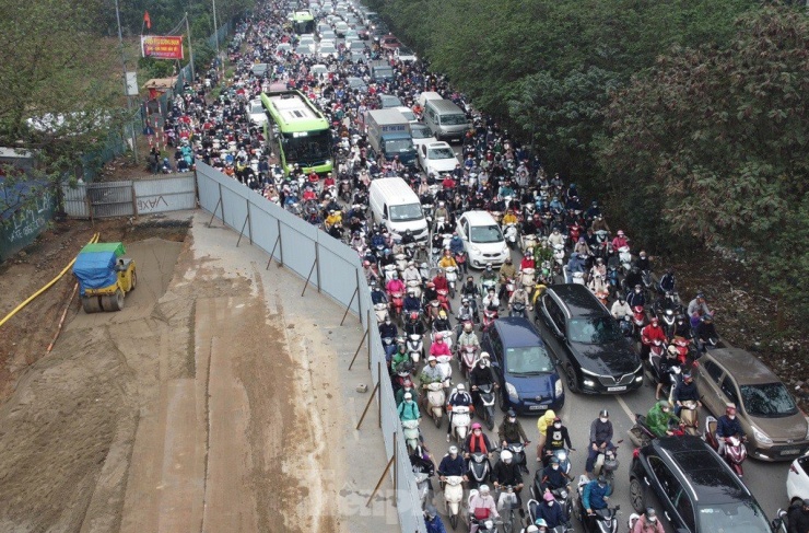 Tuy nhiên, sau 2 ngày, đến sáng và chiều nay (20/3) hàng rào sắt cứng vẫn để nguyên, khiến giao thông vẫn ùn tắc nghiêm trọng.
