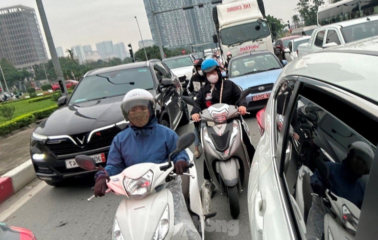 Tắc 'khủng khiếp' trên đại lộ Thăng Long vì hàng rào thi công vẫn chưa điều chỉnh - 3
