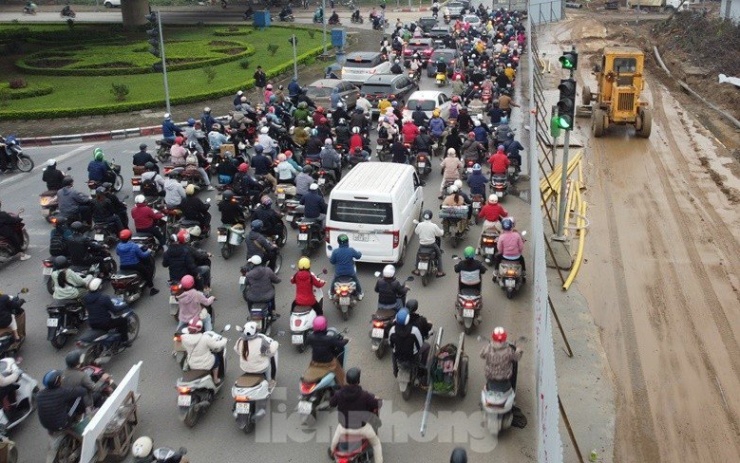 Tắc 'khủng khiếp' trên đại lộ Thăng Long vì hàng rào thi công vẫn chưa điều chỉnh - 5