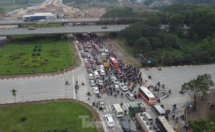 Trong sáng 20/3, không chỉ đại lộ Thăng Long mà đường Lê Quang Đạo hướng sân vận động Mỹ Đình dẫn về nút giao cũng ùn tắc kéo dài.