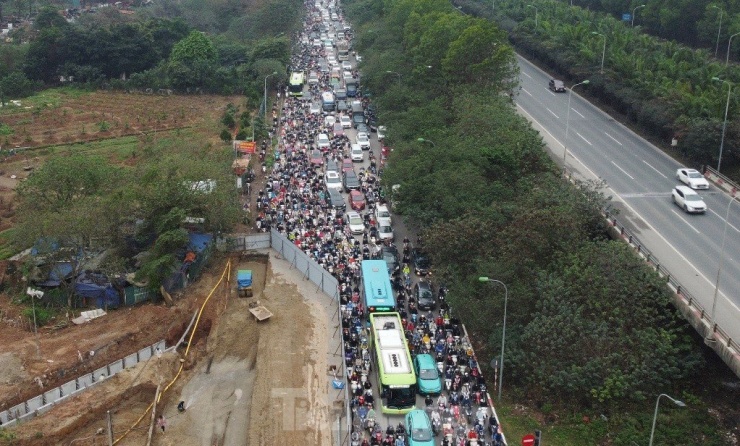 Thời điểm 7h30 sáng 20/3, ùn tắc trên đại lộ Thăng Long hướng nội thành đã kéo dài cả km.