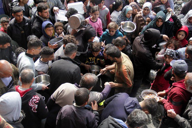 Người dân Gaza nhận thực phẩm miễn phí khi đối mặt với nạn đói ở mức độ khủng hoảng hôm 19-3. Ảnh: Reuters