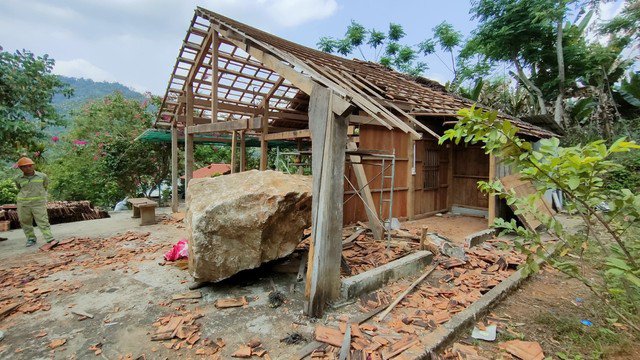 Nổ mìn, tảng đá rơi đè sập nhà dân ở Quảng Nam: Sống trong sợ hãi! - 1