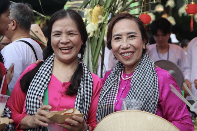 Tới đây, ai nấy đều hồ hởi khi được mua thức ăn bằng lá cây. Anh Phạm Xuân Sang (ngụ quận Bình Tân) hào hứng khi lần đầu tham gia phiên chợ độc đáo này: “Lần đầu được đi chợ mà không cần dùng tiền, dù khá nóng nhưng tôi thấy rất vui”.