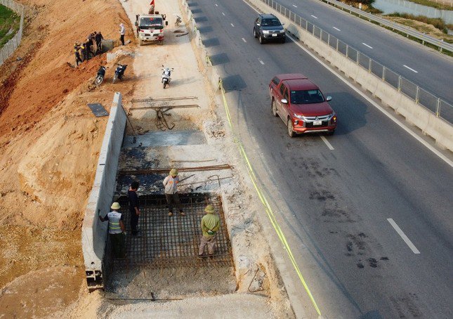 Sau một năm thông xe, cao tốc Mai Sơn - QL45 nhiều đoạn vẫn đang chìm trong công trường thi công.