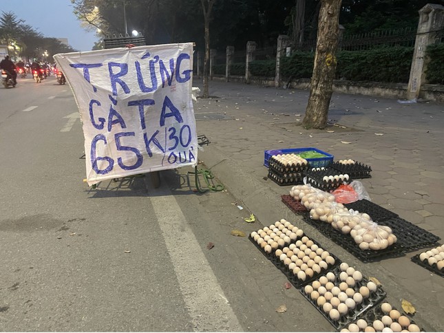 Trứng giá rẻ được rao bán khắp đường phố Hà Nội.