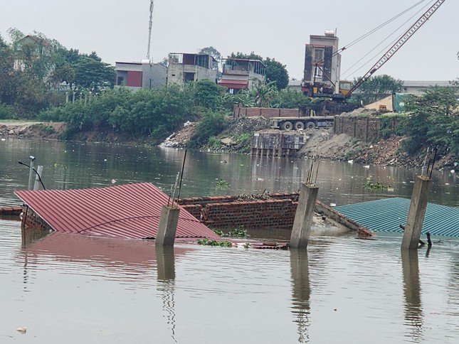 Ngôi nhà của gia đình anh C. bị sụt lún xuống sông Cầu.