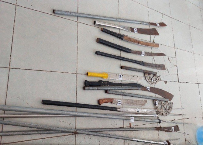 Hung khí dùng để đánh nhau được thu giữ.