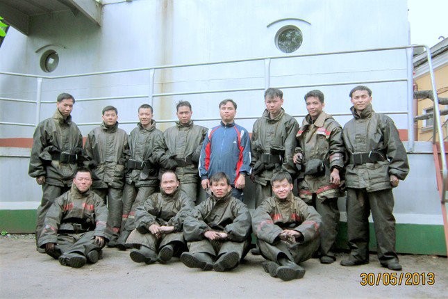 Cán bộ, thủy thủ tàu ngầm 183 huấn luyện thoát hiểm tại Liên bang Nga.