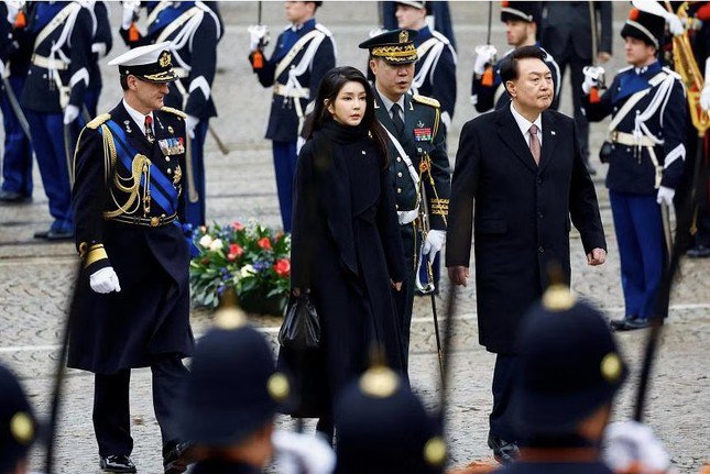 Tổng thống Hàn Quốc Yoon Suk-yeol và Phu nhân Kim Keon-hee trong chuyến thăm Hà Lan tháng 12/2023. (Ảnh: Reuters)