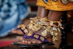 Kinh doanh - Nơi người dân "dát" vàng từ đầu tới chân, đến đôi dép lê cũng phải đính vàng