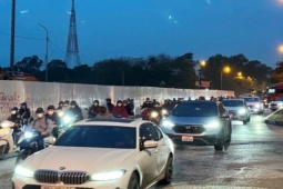 Tin tức trong ngày - Cận cảnh hàng rào thi công gây tắc nghiêm trọng đại lộ Thăng Long