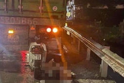 Tin tức trong ngày - Xe máy "găm" chặt vào đuôi container, 1 người tử vong