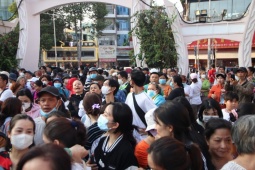 Tin tức trong ngày - Biển người chen nhau “dùng lá cây đi chợ” ở TP HCM