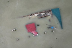 Tin tức trong ngày - Cận cảnh khu vực nhà 2 tầng bị sụt lún xuống sông ở Bắc Ninh